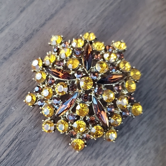 Vintage Flower Brooch - Picture 16 of 17